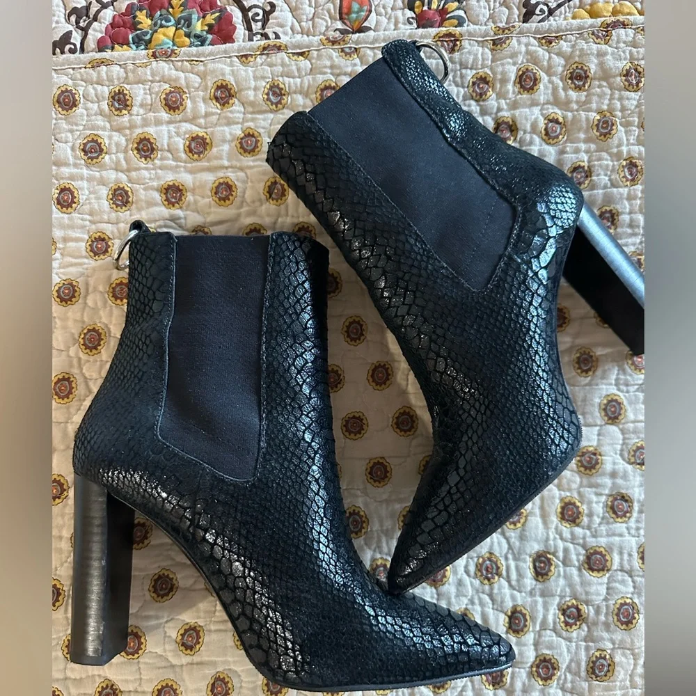 PAIGE Kingston Black Leather Snake Print Heeled Ankle Boots Size 8.5 - Picture 3 of 7